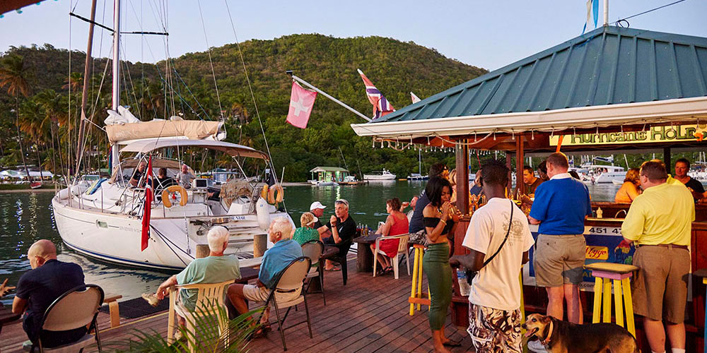 Blauwasser_Grenadinen_Marigot-Bay_Bar