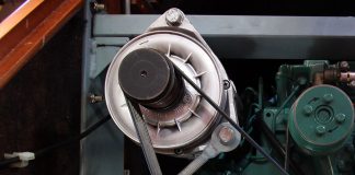 230-Volt-Generator an der Hauptmaschine. Beispiel für eine Installation.