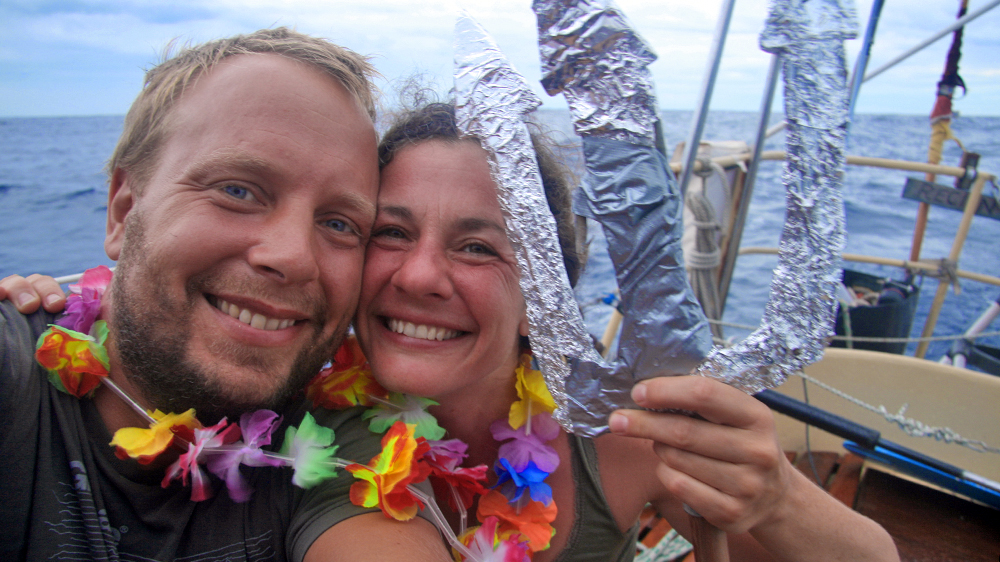 Claudia und Jonathan bei ihrer Äquatortaufe auf dem Atlantik. ©radiopeliocano.de