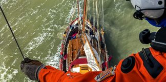 Einhandsegler auf Scharhörnriff gestrandet und von Hubschrauber gerettet