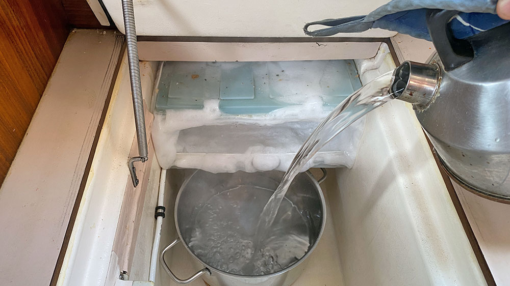 blauwasser_eisfach_boot_abtauen_schnell_methode_wasser