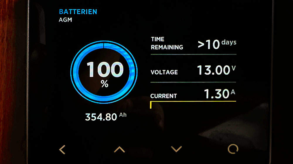 blauwasser_energiemanagement_simarine_batteriemonitor_batteriestatus