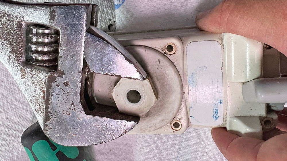 blauwasser_fotoanleitung_wartung_wcpumpe_deckel_4