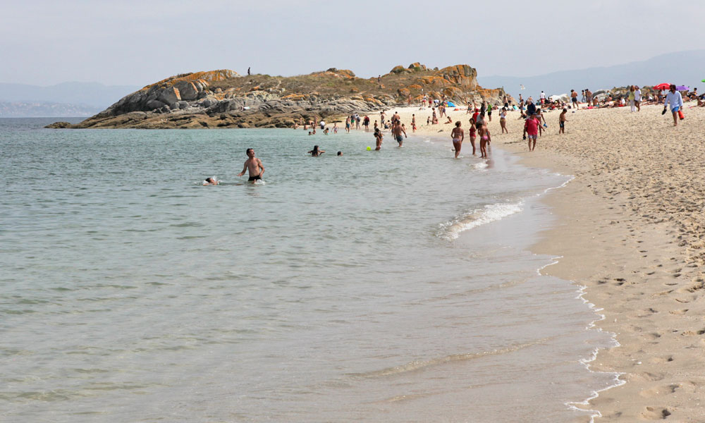 blauwasser_galizien_isla_cies_touristen