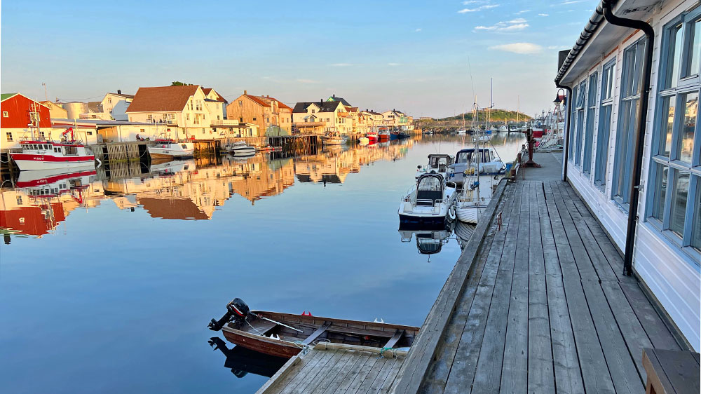 blauwasser_hafen_norwegen_lofoten_henningsvaer_abendstimmung_promenade