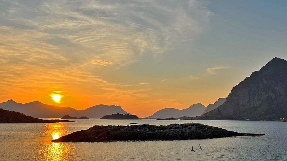 blauwasser_hafen_norwegen_lofoten_henningsvaer_sonne