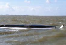 Gekenterte Segelyacht. Dramatischer Seenotfall auf der Jade.