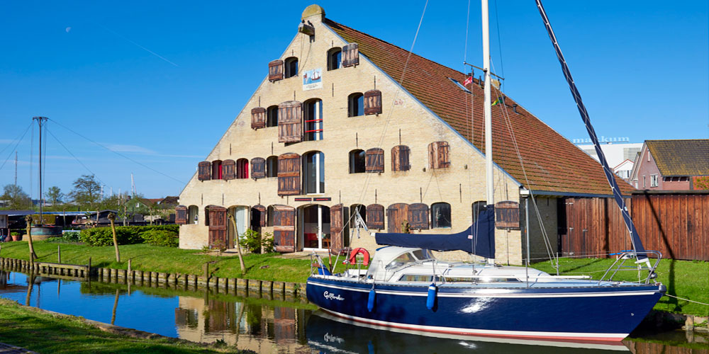 blauwasser_holland_hafen_makkum_gracht