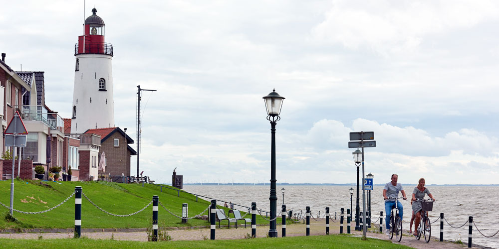 blauwasser_holland_hafen_urk_leuchtturm