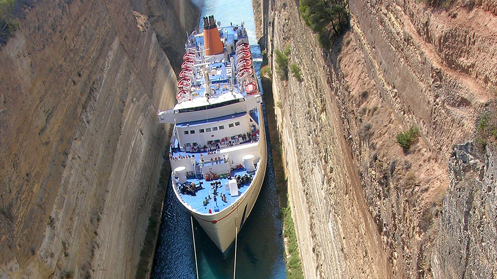 blauwasser_kanalvonkorinth_kanal_mit_kreuzfahrtschiff