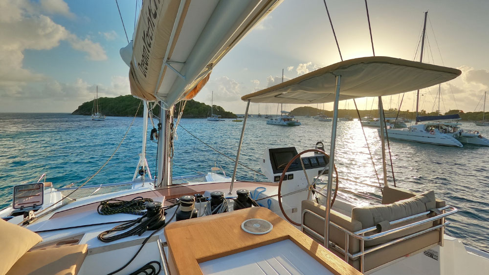 blauwasser_kaufcharter_yachtinvest_yachteigner_programm_katamaran_sonnenuntergang