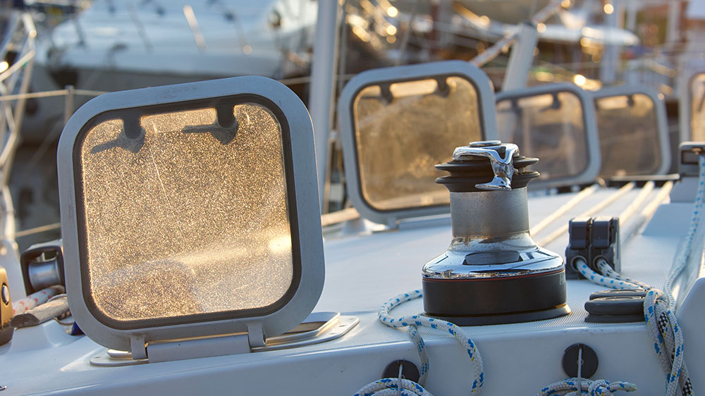 blauwasser_kaufcharter_yachtinvest_yachteigner_programm_lukendeckel