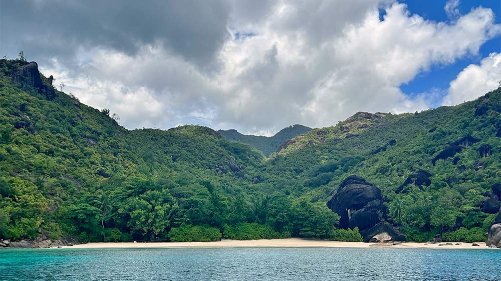 blauwasser_liegeplatz_seychellen_baie_ternay_traumstrand