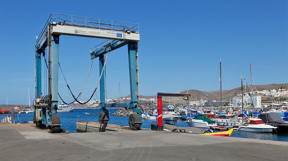 blauwasser_marina_ankerplatz_kanaren_gran_canaria_puerto_de_arguineguin_travellift