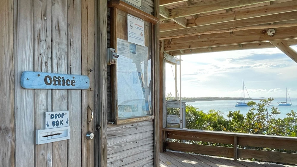 blauwasser_marina_bahamas_exumas_warderick_wells_office