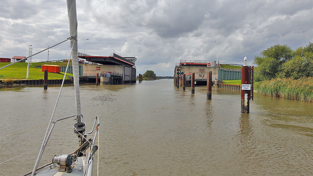 blauwasser_marina_deutschland_elbe_pinnau_sperrwerk