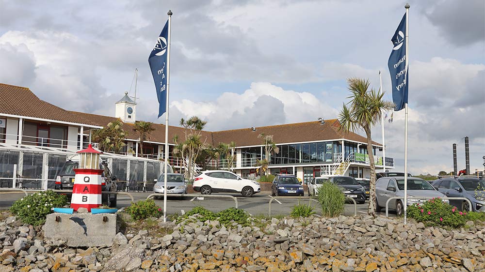 blauwasser_marina_england_plymouth_clubgebaeude