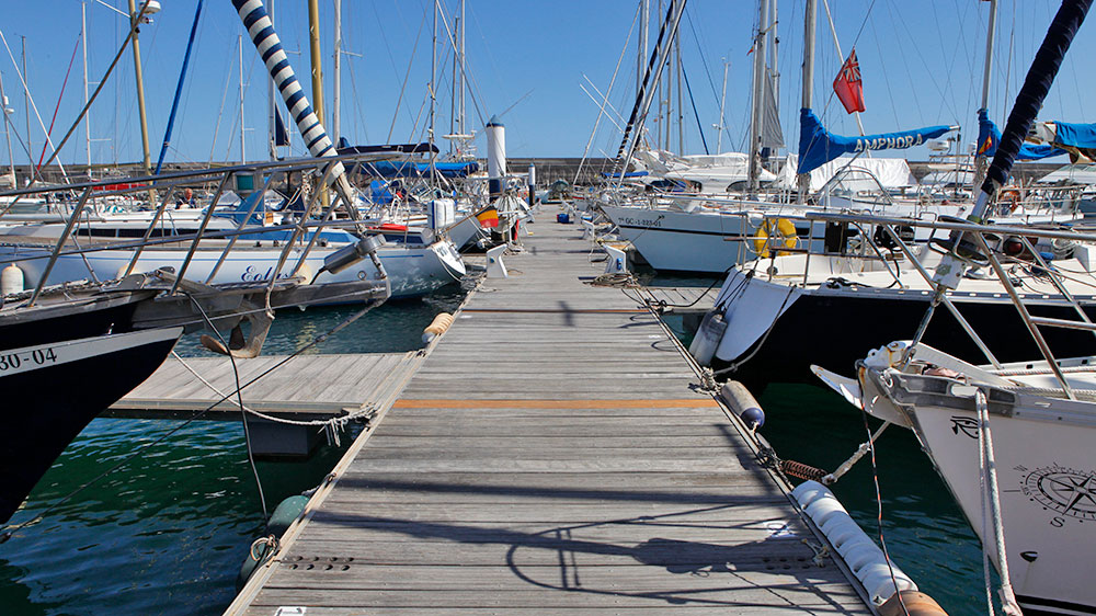 blauwasser_marina_kanaren_lanzarote_puerto_calero_steganlage