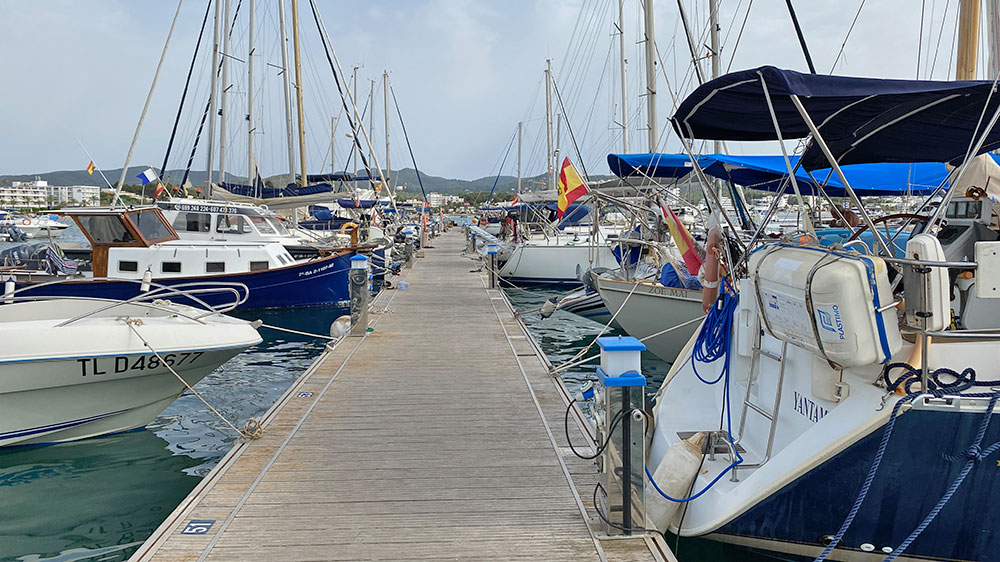 blauwasser_marina_spanien_balearen_sant_antoni_de_portmany_steg