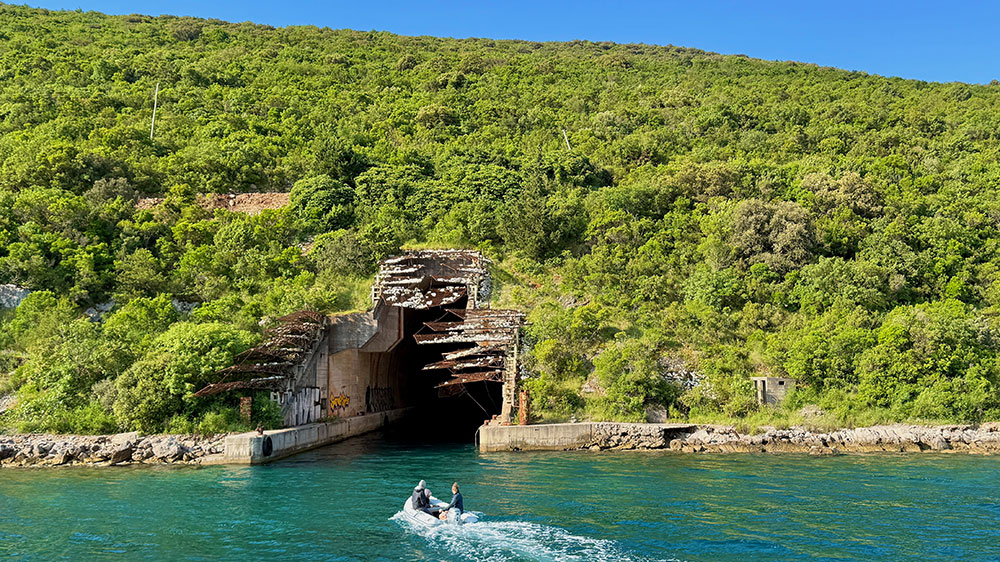 blauwasser_montenegro_bucht_von_kotor_uboot_bunker_dinghi