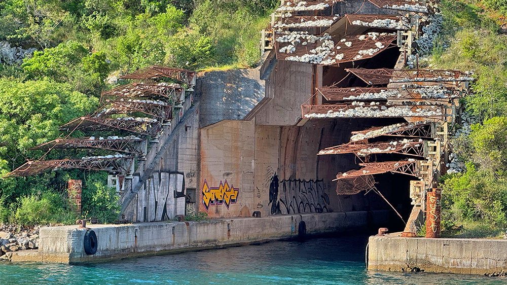 blauwasser_montenegro_bucht_von_kotor_uboot_bunker_eingang