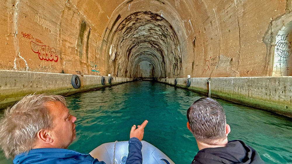 blauwasser_montenegro_bucht_von_kotor_uboot_bunker_reinfahren