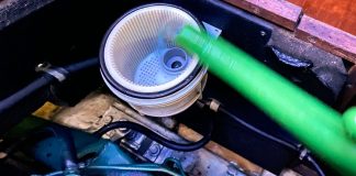 Foto-Anleitung: Seewasserkühlkreislauf vom Bootsmotor winterfest machen