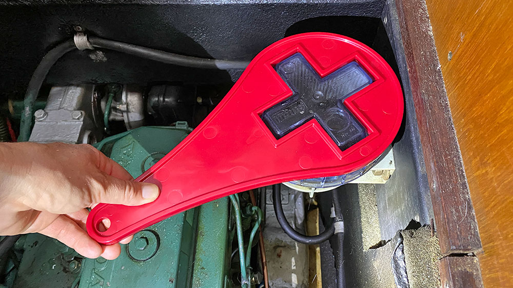 blauwasser_motor_einwintern_diesel_wasserfilterschluessel