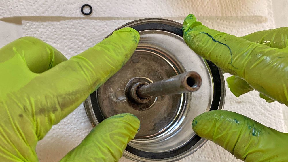 blauwasser_motor_filterwechsel_kraftstofffilter_vorfilter_zusammenbau