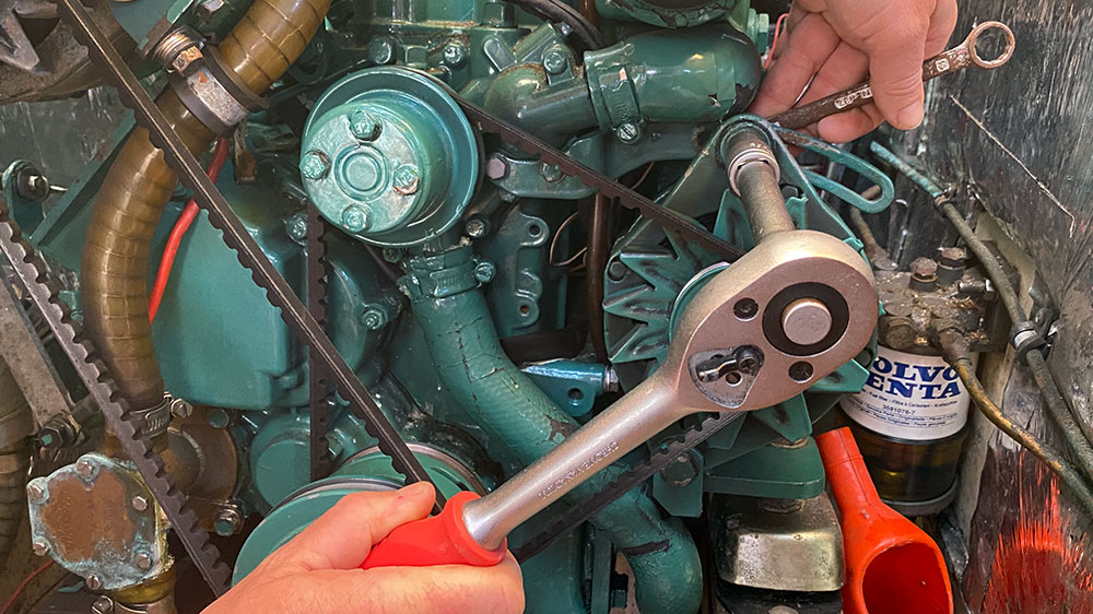 blauwasser_motor_laderegler_lichtmaschine_tausch_bolzen_1