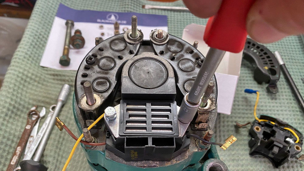 blauwasser_motor_laderegler_lichtmaschine_tausch_festschrauben