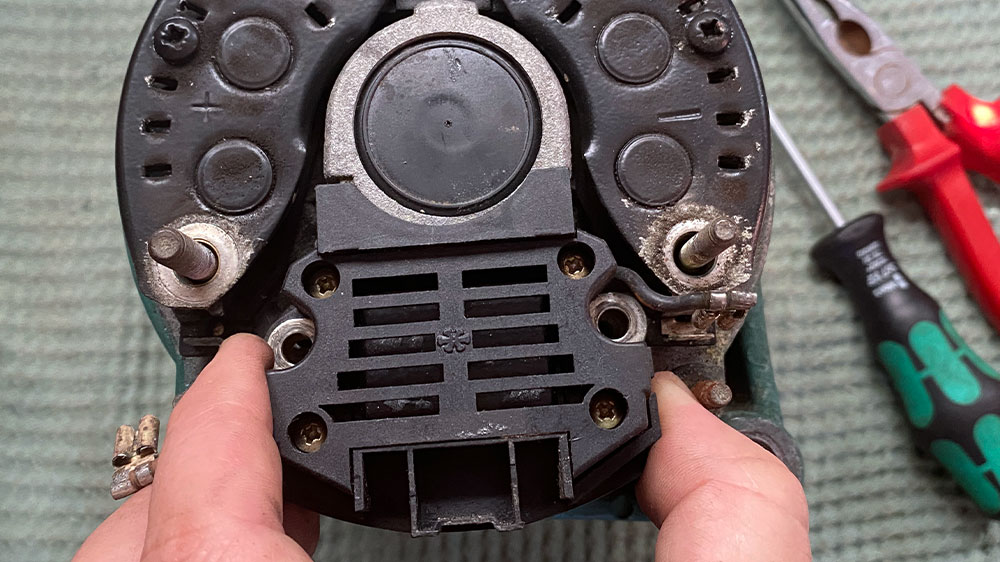 blauwasser_motor_laderegler_lichtmaschine_tausch_rausnehmen_1