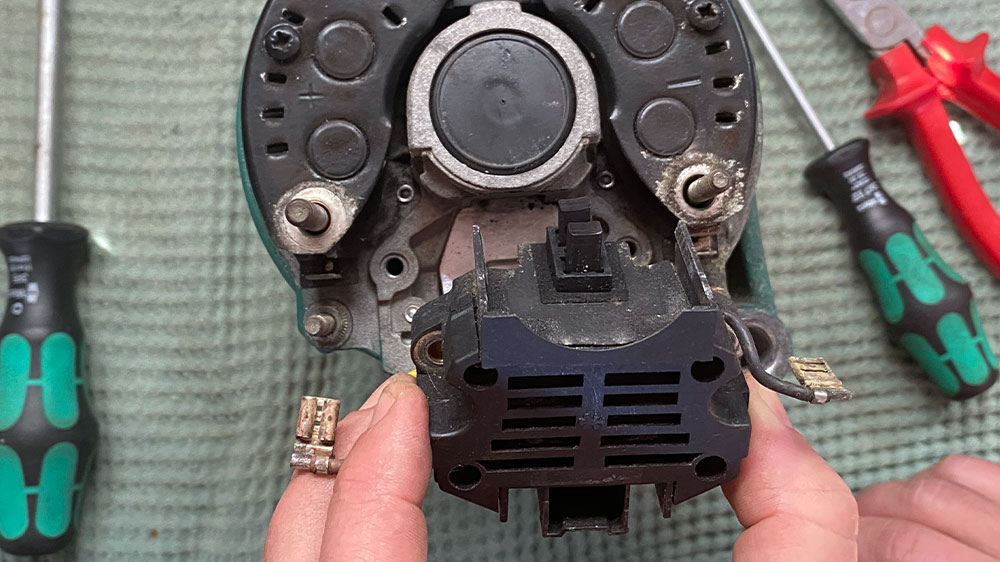 blauwasser_motor_laderegler_lichtmaschine_tausch_rausnehmen_2