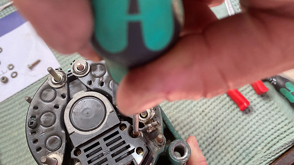 blauwasser_motor_laderegler_lichtmaschine_tausch_schrauben
