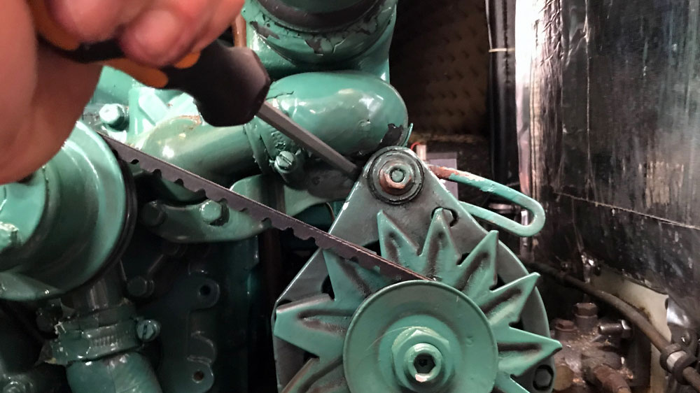 blauwasser_motor_wartung_keilriemenwechsel_arbeiten