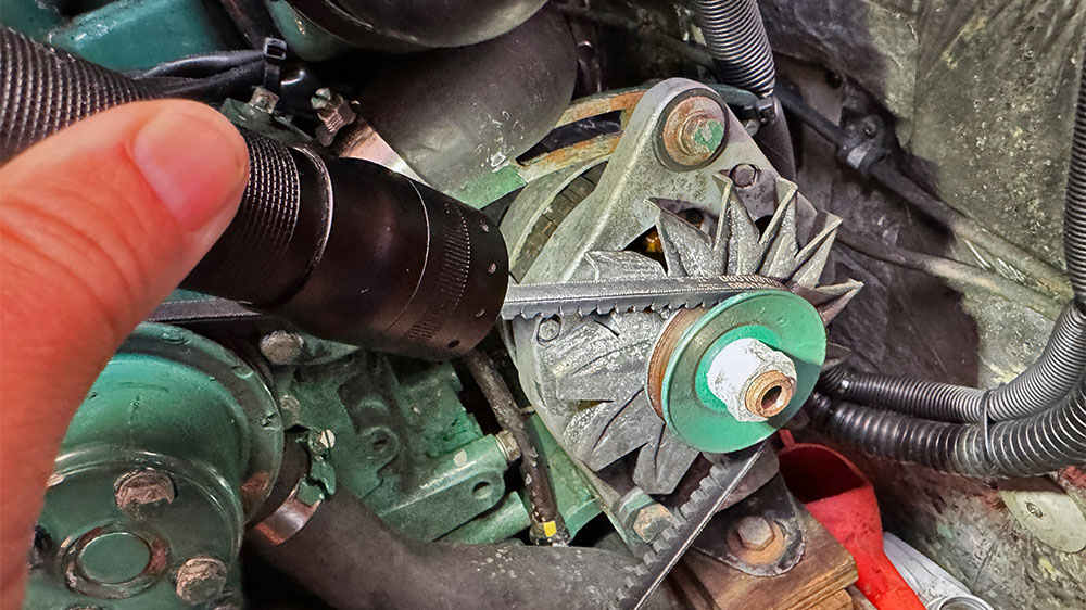 blauwasser_motor_wartung_keilriemenwechsel_kontrolle