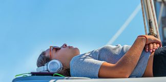 Offline Musik und Podcasts an Bord streamen: Was muss ich beachten?