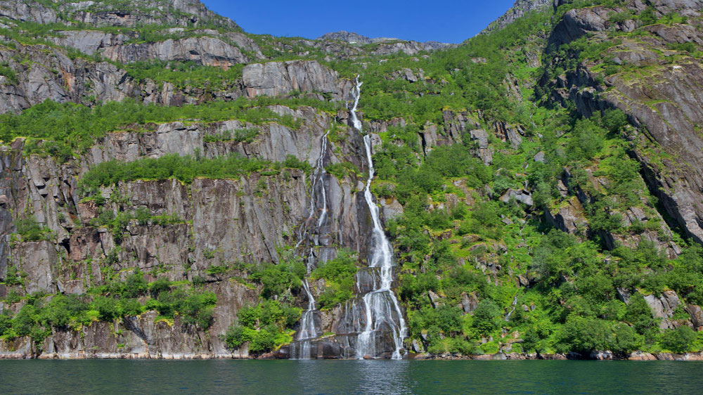 blauwasser_naturhafen_norwegen_lofoten_trollfjord_wasserfall_2
