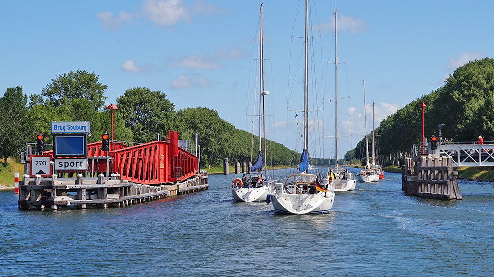 blauwasser_niederlande_stehende_mastroute_sued_bruecke_rot