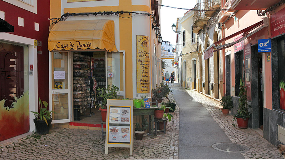blauwasser_portugal_hafen_portimao_ferragudo_strasse