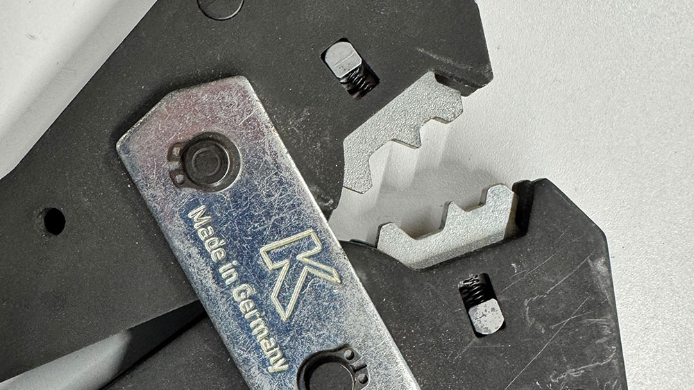 blauwasser_praxistipp_elektrik_kabel_verbinden_gross_zange