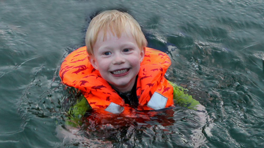 blauwasser_rettungsweste_kinder_im_wasser_treiben_2