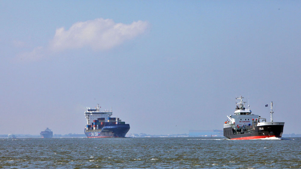 blauwasser_reviere_segeln_deutschland_elbe_frachter