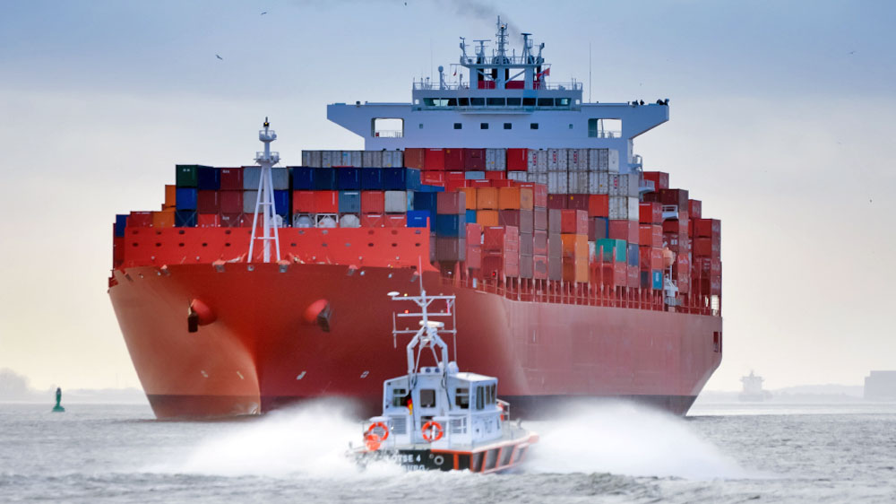 blauwasser_reviere_segeln_deutschland_elbe_frachter_lotse