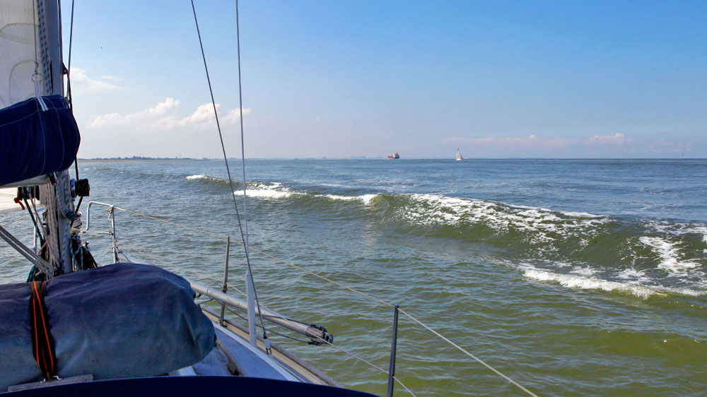 blauwasser_reviere_segeln_deutschland_elbe_frachter_schwell