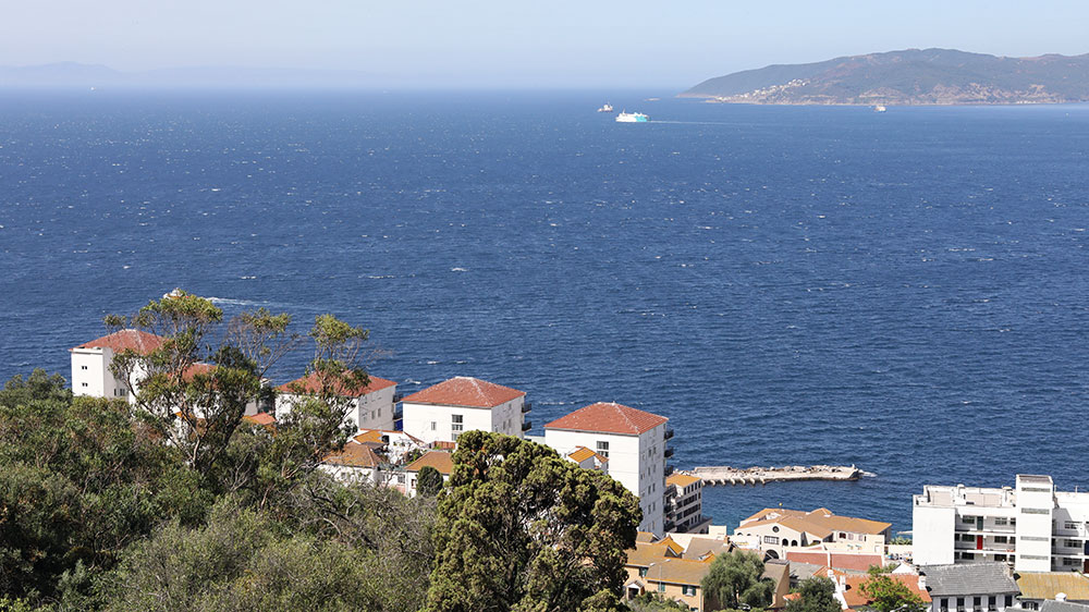 blauwasser_revierinfo_gibraltar_mittelmeer_wellenkaemme