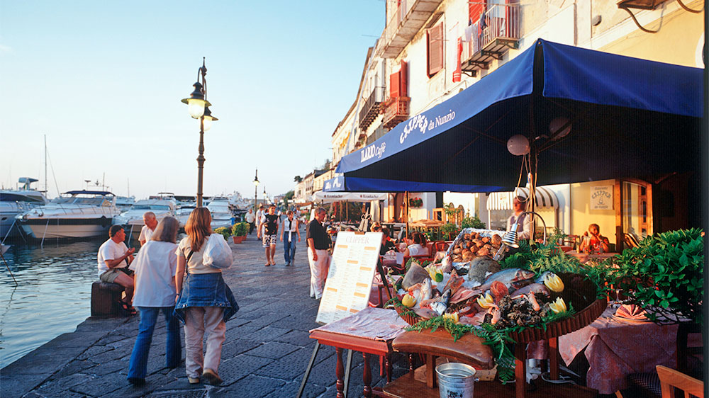 blauwasser_revierinformation_toerntipp_amalfiekueste_ischia_hafenpromenade