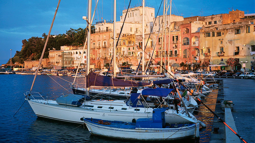 blauwasser_revierinformation_toerntipp_amalfiekueste_procida_hafen