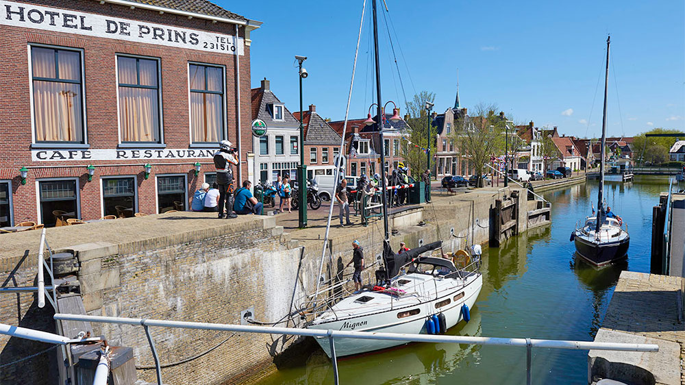 blauwasser_revierreportage_holland_plattbodenschiff_makkum_schleuse