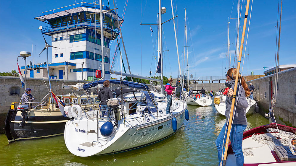 blauwasser_revierreportage_holland_plattbodenschiff_schleuse_kornwerderzand